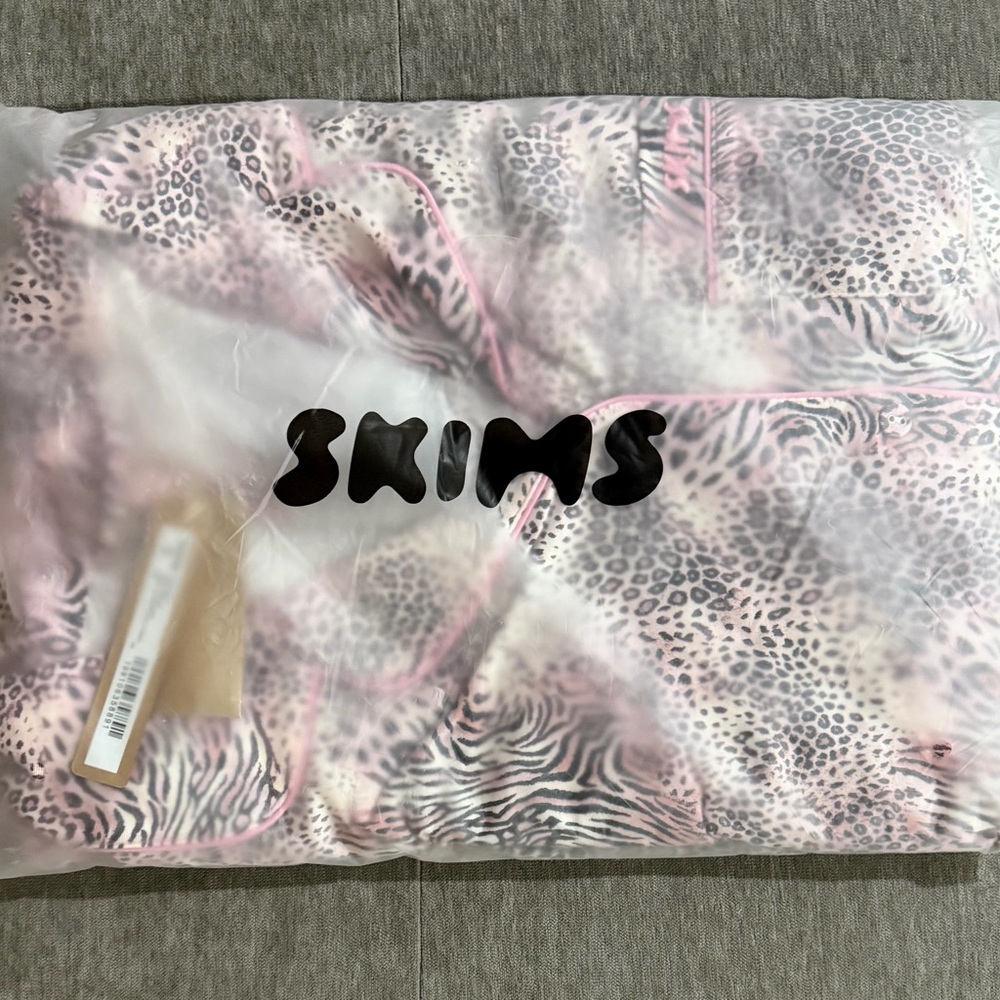 SKIMS Pink Animal-Print Long-Sleeve Pajama Set - Picture 4 of 4